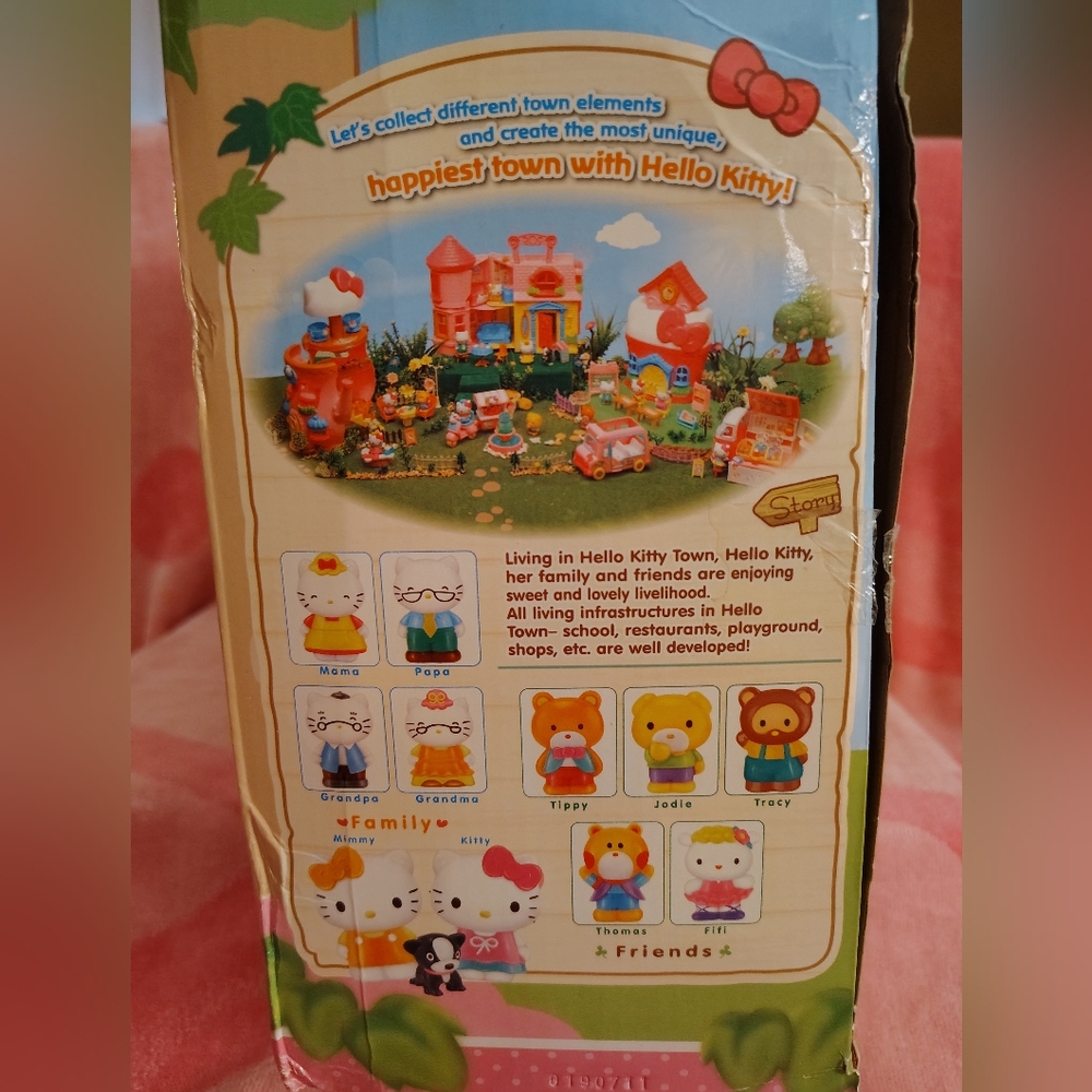 EXCLUSIVE - Hello Kitty Officially Licensed Happy Campus Playset - Picture 13 of 14